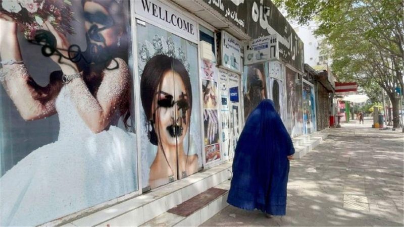 Tranh quảng cáo thời trang phụ nữ trên đường phố Kabul bị Taliban bôi bẩn (Ảnh: Dwnews). Tranh quảng cáo thời trang phụ nữ trên đường phố Kabul bị Taliban bôi bẩn (Ảnh: Dwnews).