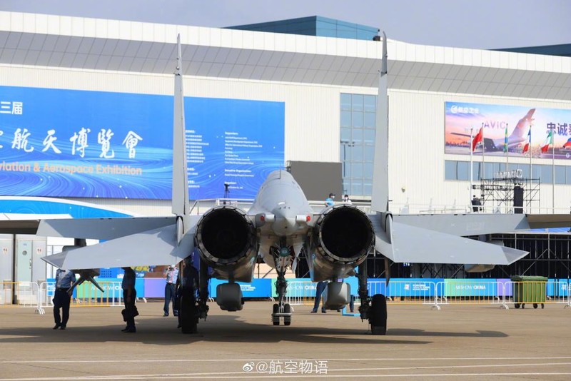 Chiếc J-16D nhìn từ phía đuôi (Ảnh: QQ).