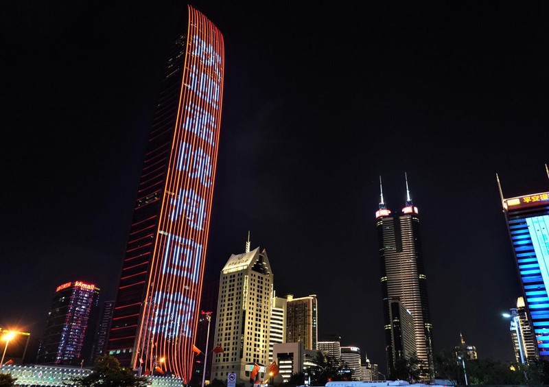 Khẩu hiệu &quot;Chào mừng Mạnh Vãn Chu trở về&quot; trên nhà cao tầng ở Thâm Quyến (Ảnh: Xinhua).