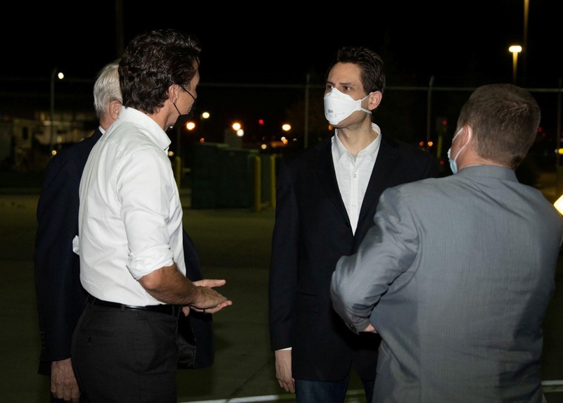 Thủ tướng Canada Trudeu (trái) sa sân bay đón hai công dân được Trung Quốc trả tự do (Ảnh: Reuters).