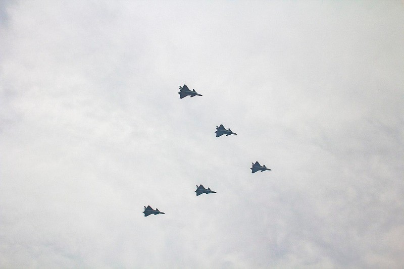 Biên đội 5 chiếc J-20 bay trong cuộc diễu binh hôm 1/7/2021 (Ảnh: Xinhua). Biên đội 5 chiếc J-20 bay trong cuộc diễu binh hôm 1/7/2021 (Ảnh: Xinhua).
