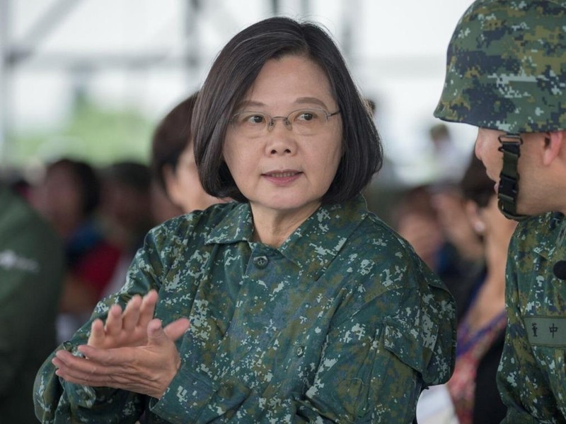 Bà Thái Anh Văn thị sát lực lượng phòng vệ diễn tập (Ảnh: CNA).