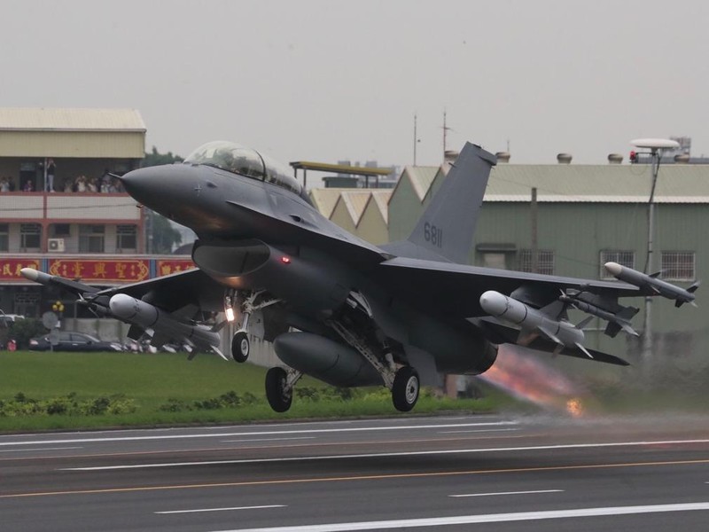 Lực lượng phòng vệ Đài Loan tích cực mua thêm vũ khí trang bị để gia tăng khả năng phòng vệ . Trong ảnh: máy bay chiến đấu F-16V (Ảnh: CNA).