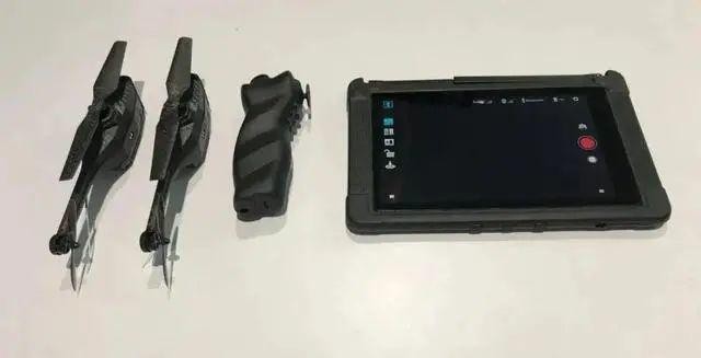 Mạng chỉ huy UAV F-100 của quân đội Mỹ với thiết bị điều khiển và 2 chiếc Blackhornet (Ảnh: QQ). Mạng chỉ huy UAV F-100 của quân đội Mỹ với thiết bị điều khiển và 2 chiếc Blackhornet (Ảnh: QQ).