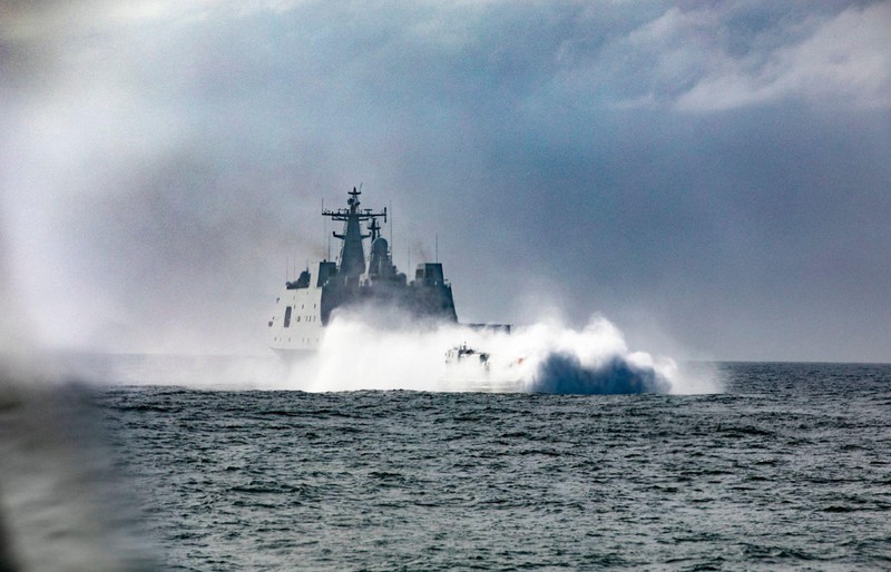 Quân đội Trung Quốc diễn tập dùng xuồng đệm khí cao tốc đổ bộ chiếm đảo (Ảnh: Dwnews).