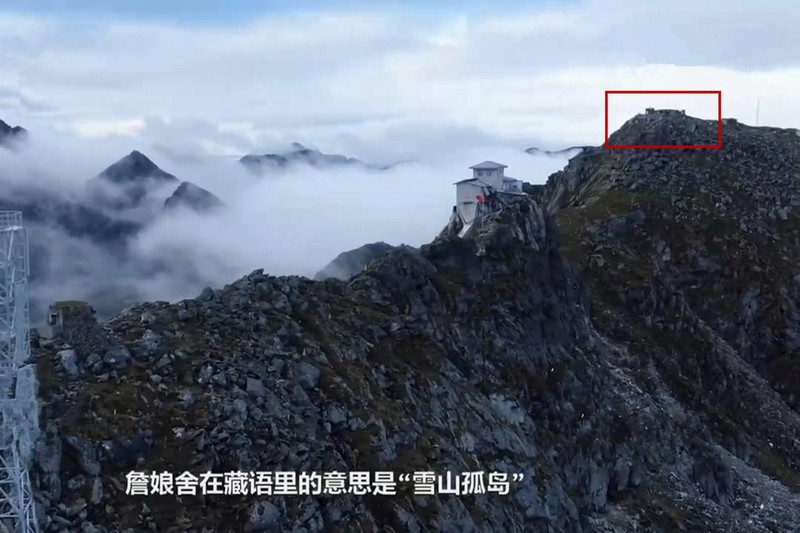 Hai chốt tiền tiêu của quân đội hai bên ở biên giới Tây Tạng và Ấn Độ: phía dưới là chốt Trung Quốc, trong khoanh đỏ là chốt của Ấn Độ (Ảnh: CCTV).