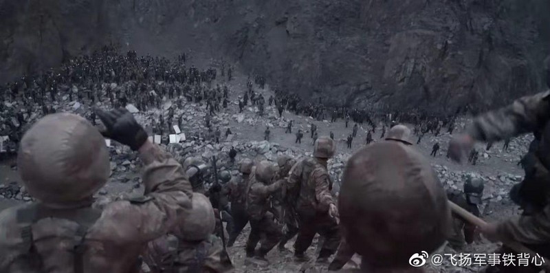 Lính Trung Quốc dùng đá tấn công lính Ấn Độ - hình ảnh mới được công bố trên mạng xã hội (Ảnh: Dwnews). Lính Trung Quốc dùng đá tấn công lính Ấn Độ - hình ảnh mới được công bố trên mạng xã hội (Ảnh: Dwnews).