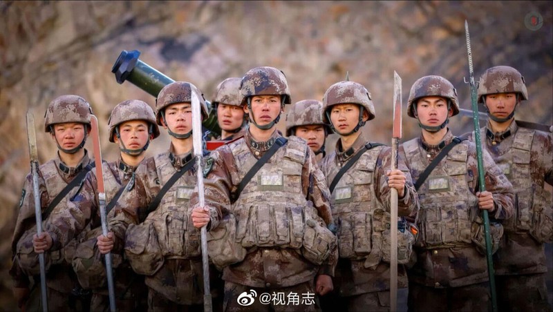 Lính Trung Quốc được trang bị dao tự chế (Ảnh: Dwnews). Lính Trung Quốc được trang bị dao tự chế (Ảnh: Dwnews).
