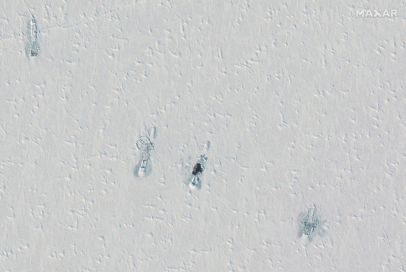 Ảnh vệ tinh chụp các tàu ngầm hạt nhân Nga phá băng trồi lên ở Bắc Cực (Ảnh: Reuters). Ảnh vệ tinh chụp các tàu ngầm hạt nhân Nga phá băng trồi lên ở Bắc Cực (Ảnh: Reuters).