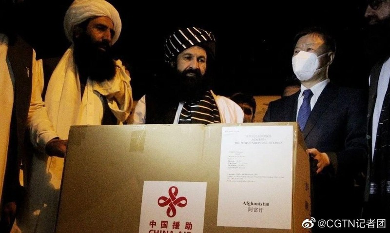 Đại sứ Trung Quốc tại Kabul trao hàng viện trợ cho Taliban hôm 29/9/2021 (Ảnh: CGTN). Đại sứ Trung Quốc tại Kabul trao hàng viện trợ cho Taliban hôm 29/9/2021 (Ảnh: CGTN).
