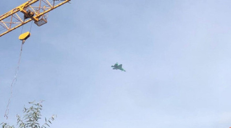 Ảnh chụp chiếc J-31 phiên bản Hải quân đang bay thử nghiệm (Ảnh: Dwnews). Ảnh chụp chiếc J-31 phiên bản Hải quân đang bay thử nghiệm (Ảnh: Dwnews).