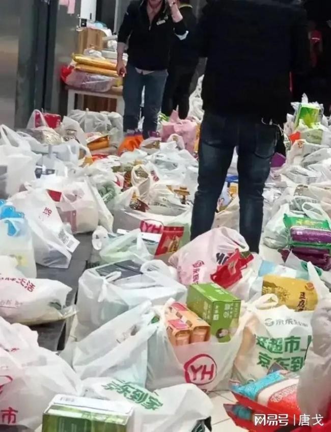 Một khách hàng mua với đống hàng đứng xếp hàng chờ thanh toán (Ảnh: 163.com).