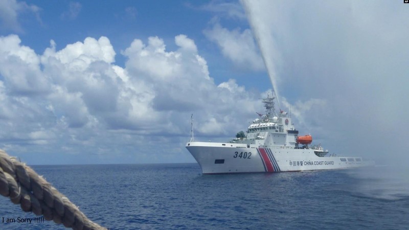 Tàu Hải Cảnh Trung Quốc áp sát, đe dọa tàu cá Philippines ở vùng biển gần Bãi cạn Scarborough (Ảnh: VOA). Tàu Hải Cảnh Trung Quốc áp sát, đe dọa tàu cá Philippines ở vùng biển gần Bãi cạn Scarborough (Ảnh: VOA).