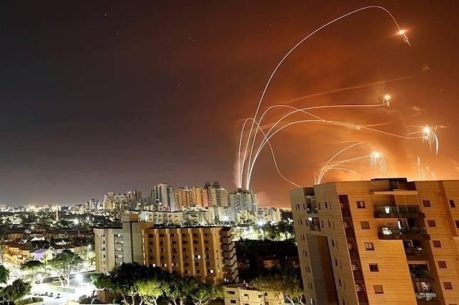 Hình ảnh hệ thống Iron Dome của Israel đánh chặn tên lửa của Hamas phóng từ dải Gaza tháng 5 năm nay (Ảnh: AP).