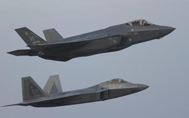 F-35 (trên) và F-22, hai loại chiến đấu cơ tàng hình (Ảnh: Newtalk).