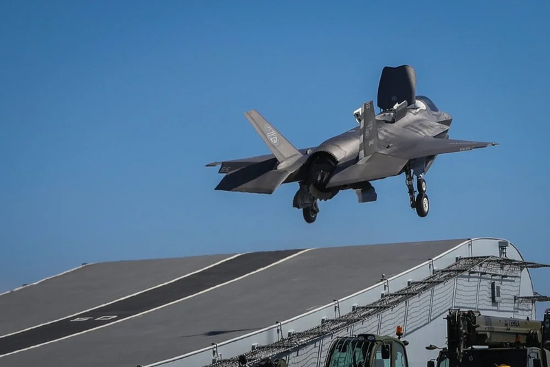 Máy bay F-35B Lighning cất cánh từ tàu sân bay HMS Queen Elizabeth (Ảnh: Sunnews).