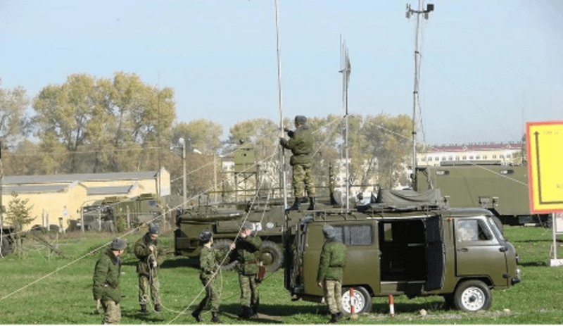 Lính Nga triển khai thiết bị tác chiến điện tử ở Syria (Ảnh: Sohu).