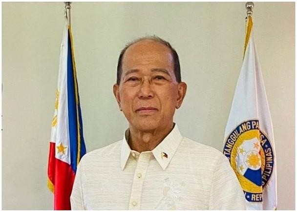 Bộ trưởng Quốc phòng Delfin Lorenzana tuyên bố tàu vận tải Philippines đã tiếp tế thành công cho binh sĩ ở Bãi Cỏ Mây (Ảnh: Đông Phương). Bộ trưởng Quốc phòng Delfin Lorenzana tuyên bố tàu vận tải Philippines đã tiếp tế thành công cho binh sĩ ở Bãi Cỏ Mây (Ảnh: Đông Phương).