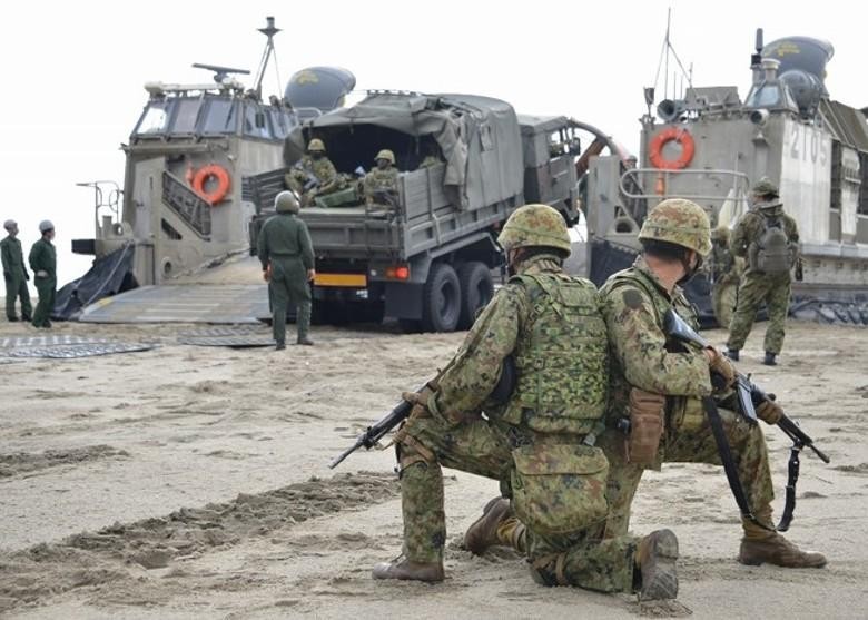 Binh sĩ Nhật tập trận đổ bộ chiếm lại đảo từ tay đối phương (Ảnh: Đông Phương).