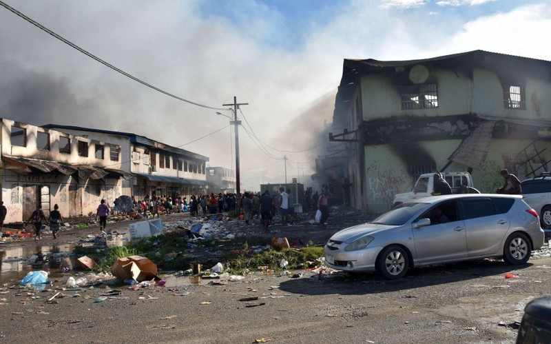 Một dãy phố khu Chinatown bị đốt sáng 26/11 (Ảnh: Getty).