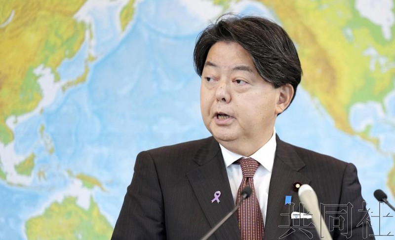 Ngoại trưởng Nhật Yoshimasa Hayashi trả lời phóng viên Kyodo News hôm 25/11 (Ảnh: Kyodo)