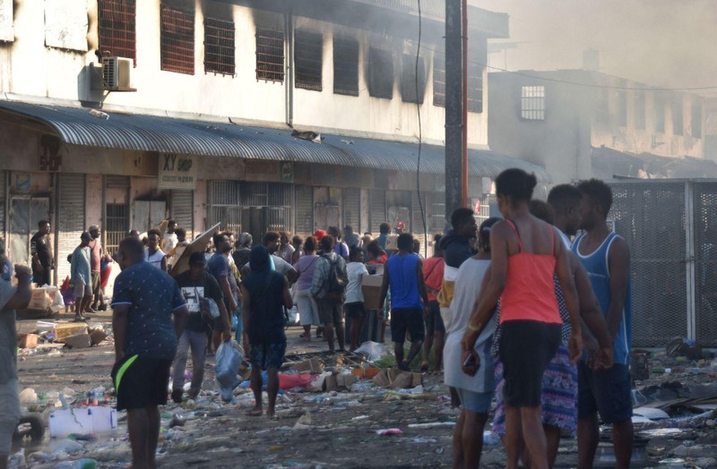 Người biểu tình xông vào khu Chinatown đốt phá và cướp các cửa hiệu (Ảnh: Getty).
