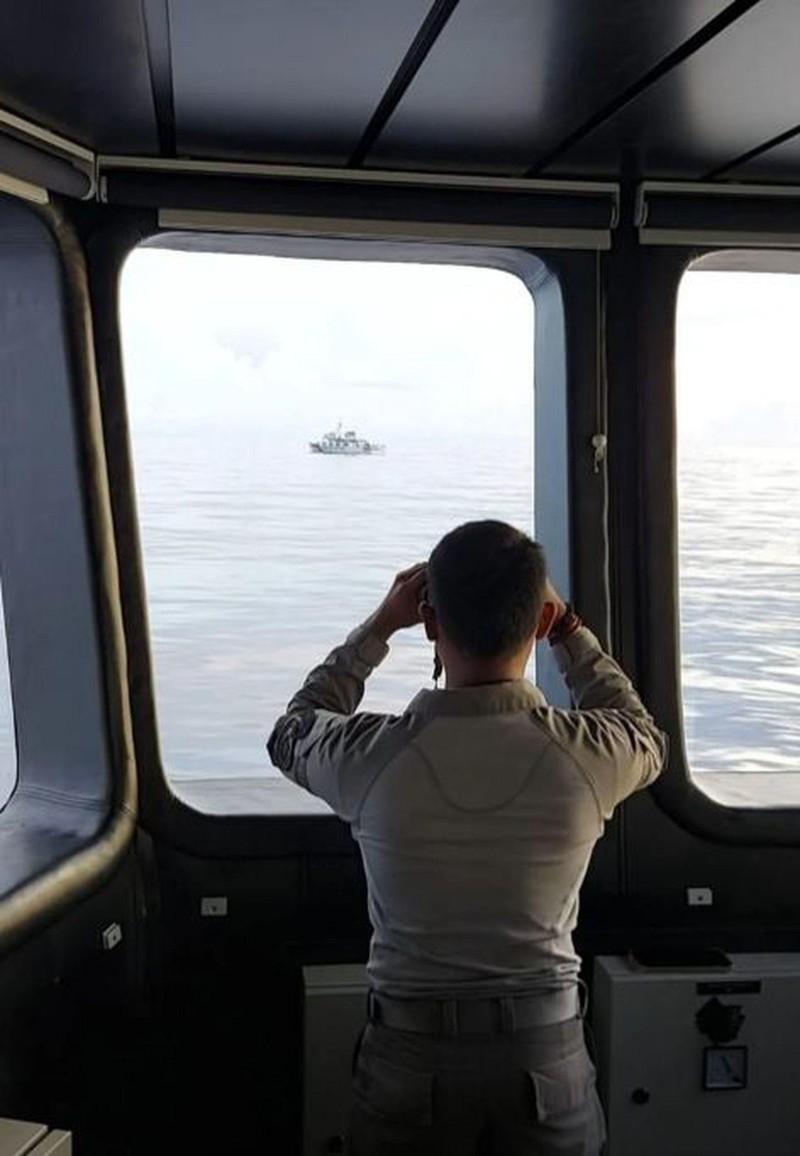 Tàu Indonesia giám sát tàu Hải Cảnh Trung Quốc trên biển (Ảnh: Dwnews). Tàu Indonesia giám sát tàu Hải Cảnh Trung Quốc trên biển (Ảnh: Dwnews).