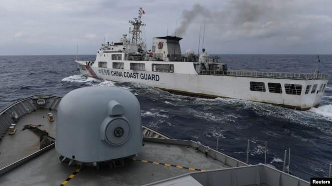 Tàu Hải quân Indonesia xua đuổi tàu Hải cảnh Trung Quốc (Ảnh: Reuters). Tàu Hải quân Indonesia xua đuổi tàu Hải cảnh Trung Quốc (Ảnh: Reuters).