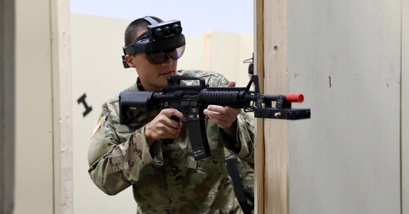 Hệ thống "siêu kính" IVAS do Microsoft sản xuất cho Quân đội Mỹ có giá trị hợp đồng 22 tỉ USD (Ảnh: Deutsche Welle). Hệ thống "siêu kính" IVAS do Microsoft sản xuất cho Quân đội Mỹ có giá trị hợp đồng 22 tỉ USD (Ảnh: Deutsche Welle).