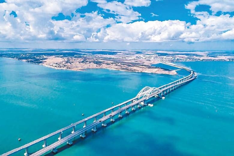 Cầu bắc qua eo biển Kerch hiện do Nga kiểm soát kể từ khi sáp nhập Crimea năm 2014 (Ảnh: Đông Phương).