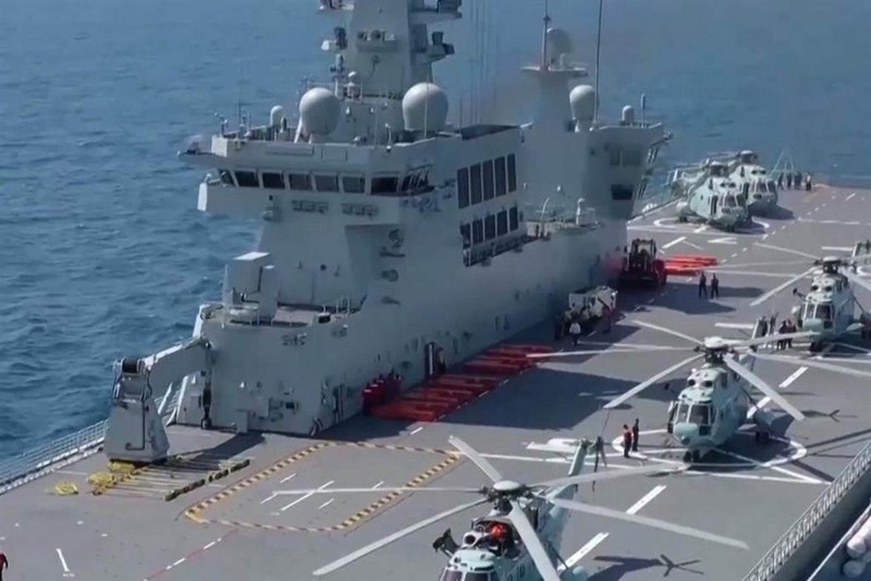 Trực thăng trên boong tàu Type 075 Hải Nam (Ảnh: Chinatimes). Trực thăng trên boong tàu Type 075 Hải Nam (Ảnh: Chinatimes).