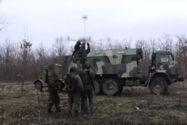 Dân quân ly khai của LPR triển khai thiết bị tác chiến điện tử của Nga (Ảnh: Sunnews). Dân quân ly khai của LPR triển khai thiết bị tác chiến điện tử của Nga (Ảnh: Sunnews).