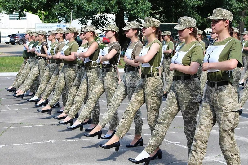Hồi tháng 7 vừa qua Bộ Quốc phòng Ukraine bị chỉ trích vì để các nữ binh đi giày cao gót tập diễu binh (Ảnh: Sputnik). Hồi tháng 7 vừa qua Bộ Quốc phòng Ukraine bị chỉ trích vì để các nữ binh đi giày cao gót tập diễu binh (Ảnh: Sputnik).