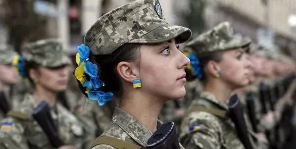 Ngày càng nhiều phụ nữ Ukraine được gọi nhập ngũ (Ảnh: Sina). Ngày càng nhiều phụ nữ Ukraine được gọi nhập ngũ (Ảnh: Sina).