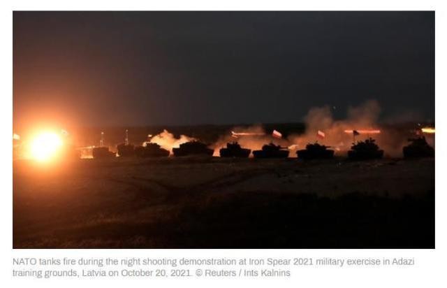 Xe tăng NATO diễn tập bắn đêm tại Latvia, tháng 10/2021 (Ảnh: Reuters) Xe tăng NATO diễn tập bắn đêm tại Latvia, tháng 10/2021 (Ảnh: Reuters)