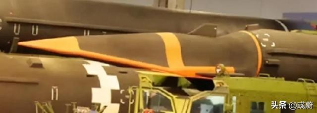 Đầu đạn có cánh lượn của Hwasong-8 (Ảnh: Toutiao).