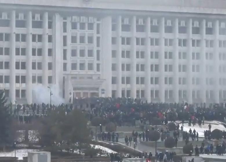 Người biểu tình chiếm tòa thị chính Almaty (Ảnh: Đông Phương).