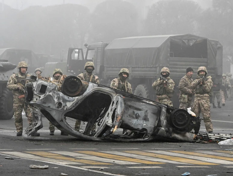 Quân đội triển khai kiểm soát tình hình ở Almaty (Ảnh: AP).
