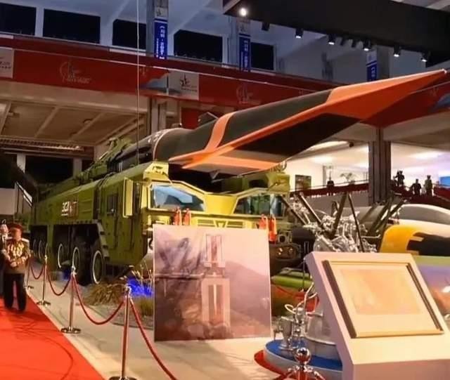 Tên lửa siêu thanh Hwasong-8 được trưng bày tại Triển lãm thành tựu công nghệ Quốc phòng Triều Tiên năm 2021 (Ảnh: Reuters).