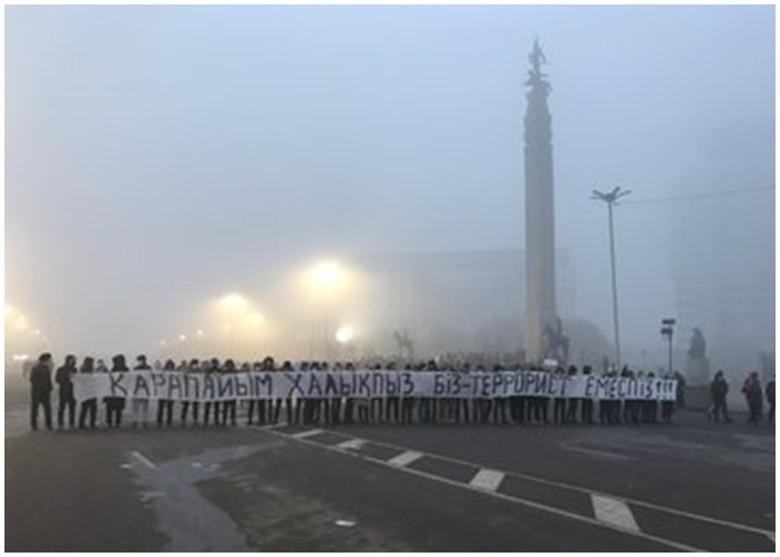 Người biểu tình trên Quảng trường Cộng hòa mang biểu ngữ "Chúng tôi là dân thường, không phải phần tử khủng bố" (Ảnh: Đông Phương). Người biểu tình trên Quảng trường Cộng hòa mang biểu ngữ "Chúng tôi là dân thường, không phải phần tử khủng bố" (Ảnh: Đông Phương).