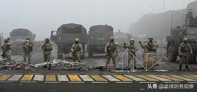 Quân đội Kazakhstan triển khai trên Quảng trường Cộng hòa (Ảnh: Toutiao). Quân đội Kazakhstan triển khai trên Quảng trường Cộng hòa (Ảnh: Toutiao).