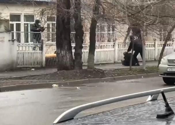 Lực lượng an ninh Kazakhstan truy bắt các phần tử vũ trang bỏ trốn (Ảnh: Đông Phương). Lực lượng an ninh Kazakhstan truy bắt các phần tử vũ trang bỏ trốn (Ảnh: Đông Phương).