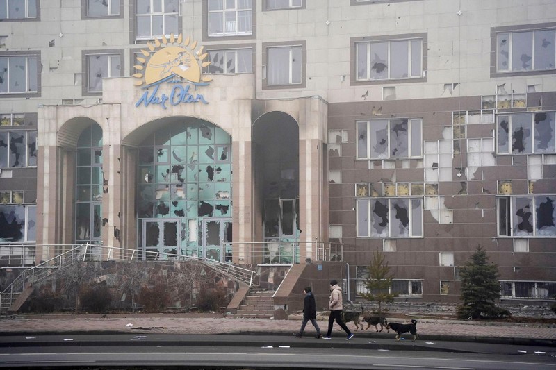 Trụ sở Đảng Ánh sáng Tổ quốc cầm quyền bị đốt phá (Ảnh: AP). Trụ sở Đảng Ánh sáng Tổ quốc cầm quyền bị đốt phá (Ảnh: AP).