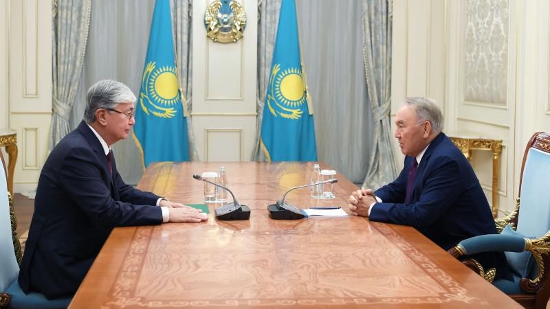 Năm 2019, ông Nazarbayev (phải)bàn giao chức Tổng thống cho ông Tokayev (Ảnh: Astanatimes).