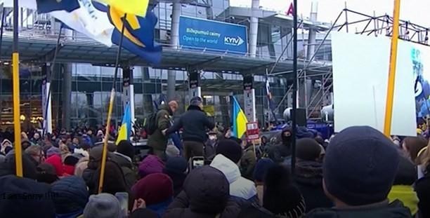 Những người ủng hộ cựu Tổng thống Poroshenko tập trung đón ông ở sân bay Kiev (Ảnh: Guancha). Những người ủng hộ cựu Tổng thống Poroshenko tập trung đón ông ở sân bay Kiev (Ảnh: Guancha).