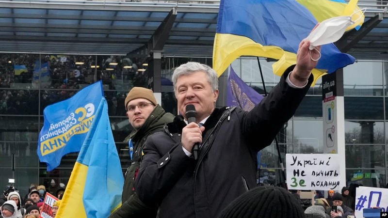 Ông Poroshenko phát biểu trước những người ủng hộ đón ông tại sân bay Kiev (Ảnh: AP). Ông Poroshenko phát biểu trước những người ủng hộ đón ông tại sân bay Kiev (Ảnh: AP).