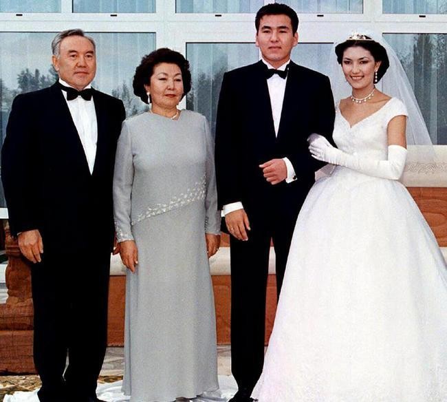 Vợ chồng ông Nazarbayev và vợ chồng Timur Kulimayev (Ảnh: 163.com). Vợ chồng ông Nazarbayev và vợ chồng Timur Kulimayev (Ảnh: 163.com).