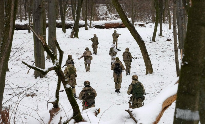 Lính Ukraine đi tuần tra ở khu vực tiếp giáp với "Cộng hòa Nhân dân Donetsk" tự xưng (Ảnh: AP). Lính Ukraine đi tuần tra ở khu vực tiếp giáp với "Cộng hòa Nhân dân Donetsk" tự xưng (Ảnh: AP).