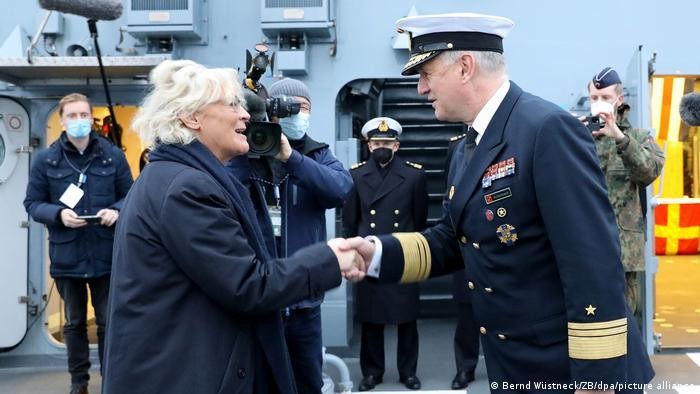Ông Kay-Achim Schoenbach và Bộ trưởng Quốc phòng Christine Lambrecht (Ảnh: Deutsche Welle). Ông Kay-Achim Schoenbach và Bộ trưởng Quốc phòng Christine Lambrecht (Ảnh: Deutsche Welle).