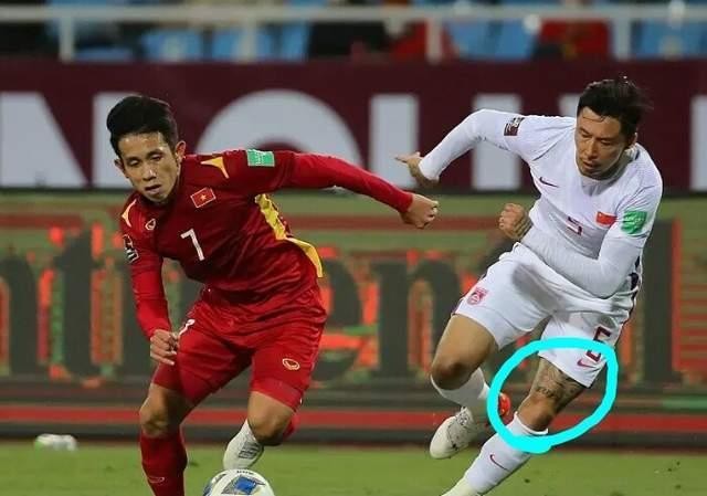 Zhang Linpeng bất lực không ngăn chặn được cầu thủ Việt Nam lên bóng (Ảnh: Sohu). Zhang Linpeng bất lực không ngăn chặn được cầu thủ Việt Nam lên bóng (Ảnh: Sohu).